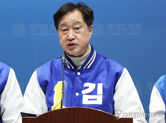 더불어민주당 김준혁 후보(경기 수원정)가 지난달 14일 경기도 수원시 경기도의회에서 공약을 발표하고 있다. 김 후보는 이화여대 초대 총장 김활란 여사가 이화여대생들을 미군 장교에게 성상납시켰다고 한 발언이 알려져 이화여대로부터 사퇴 요구를 받고 있다. 연합뉴스